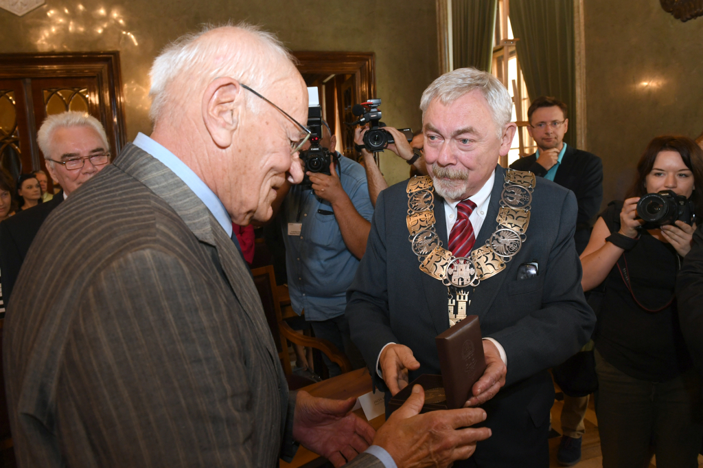 dsc_3921 copy.jpg-„Cracoviae Merenti” Wojciechowi Plewińskiemu i Antoniemu Borg  Autor: W. Majka