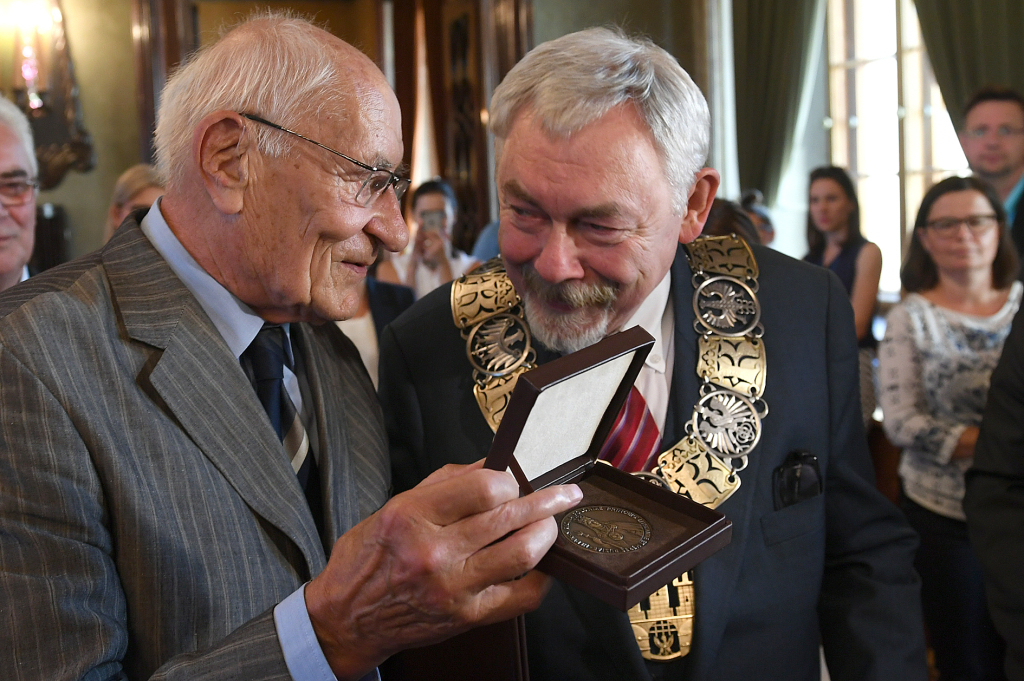 dsc_3944 copy.jpg-„Cracoviae Merenti” Wojciechowi Plewińskiemu i Antoniemu Borg  Autor: W. Majka