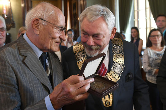 dsc_3944 copy.jpg-„Cracoviae Merenti” Wojciechowi Plewińskiemu i Antoniemu Borg