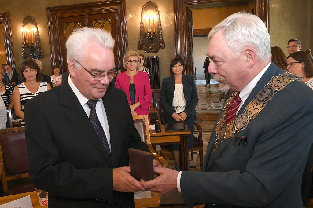 dsc_4012 copy.jpg-„Cracoviae Merenti” Wojciechowi Plewińskiemu i Antoniemu Borg  Autor: W. Majka