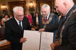 dsc_4019 copy.jpg-„Cracoviae Merenti” Wojciechowi Plewińskiemu i Antoniemu Borg