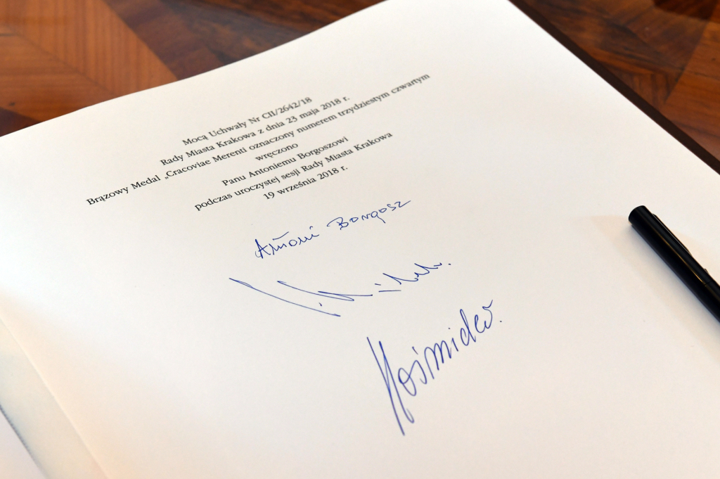 dsc_4109 copy.jpg-„Cracoviae Merenti” Wojciechowi Plewińskiemu i Antoniemu Borg  Autor: W. Majka