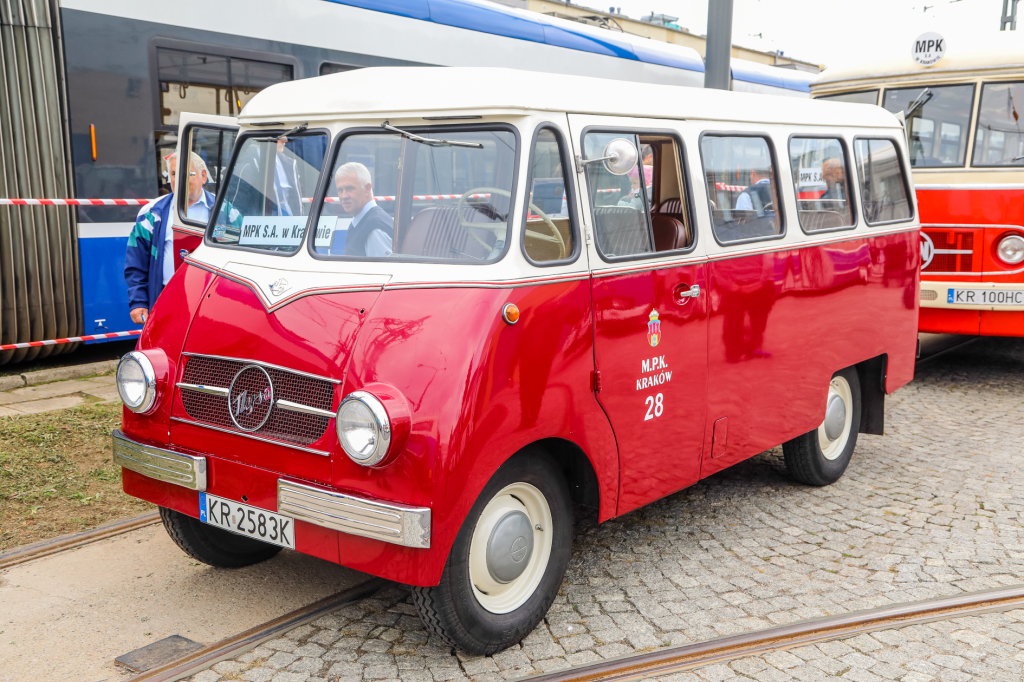 bs-07 października 2018-img_7148.jpg-Parada autobusów,MPK,Tauron Arena,Majchrowski  Autor: B. Świerzowski