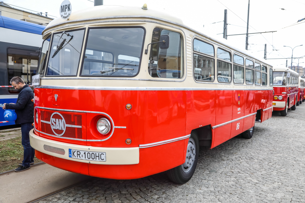 bs-07 października 2018-img_7151.jpg-Parada autobusów,MPK,Tauron Arena,Majchrowski  Autor: B. Świerzowski