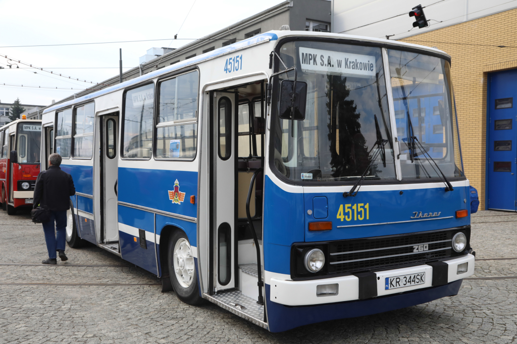 bs-07 października 2018-img_7154.jpg-Parada autobusów,MPK,Tauron Arena,Majchrowski  Autor: B. Świerzowski