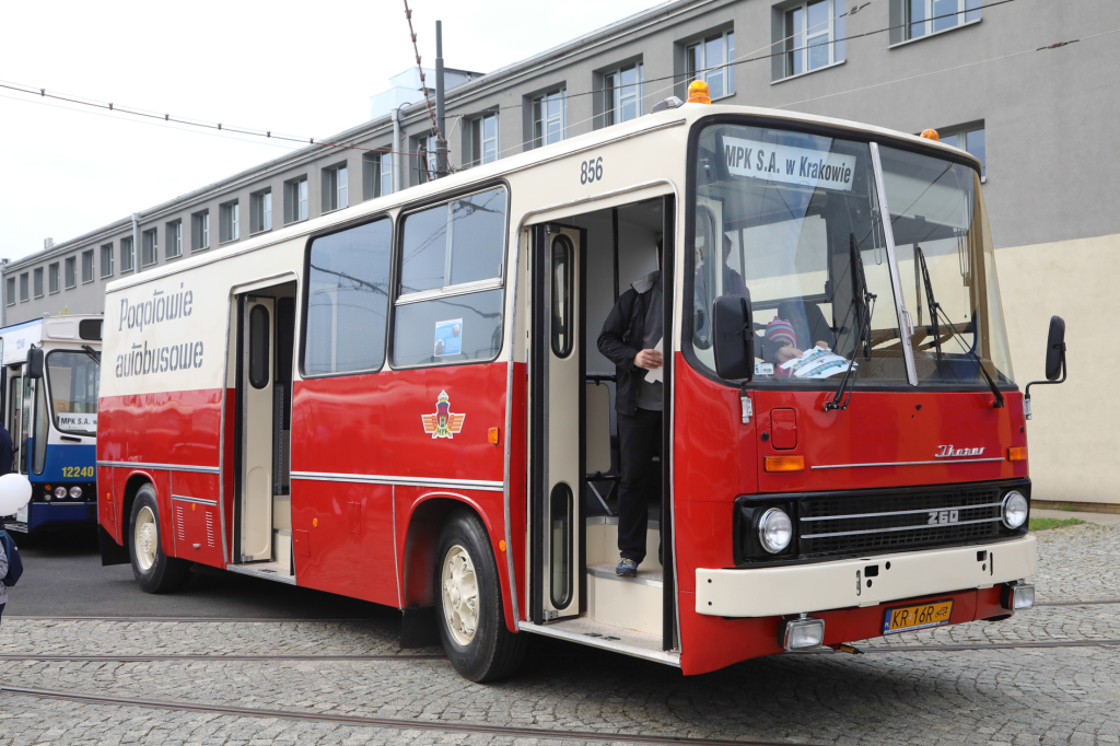 bs-07 października 2018-img_7162.jpg-Parada autobusów,MPK,Tauron Arena,Majchrowski  Autor: B. Świerzowski