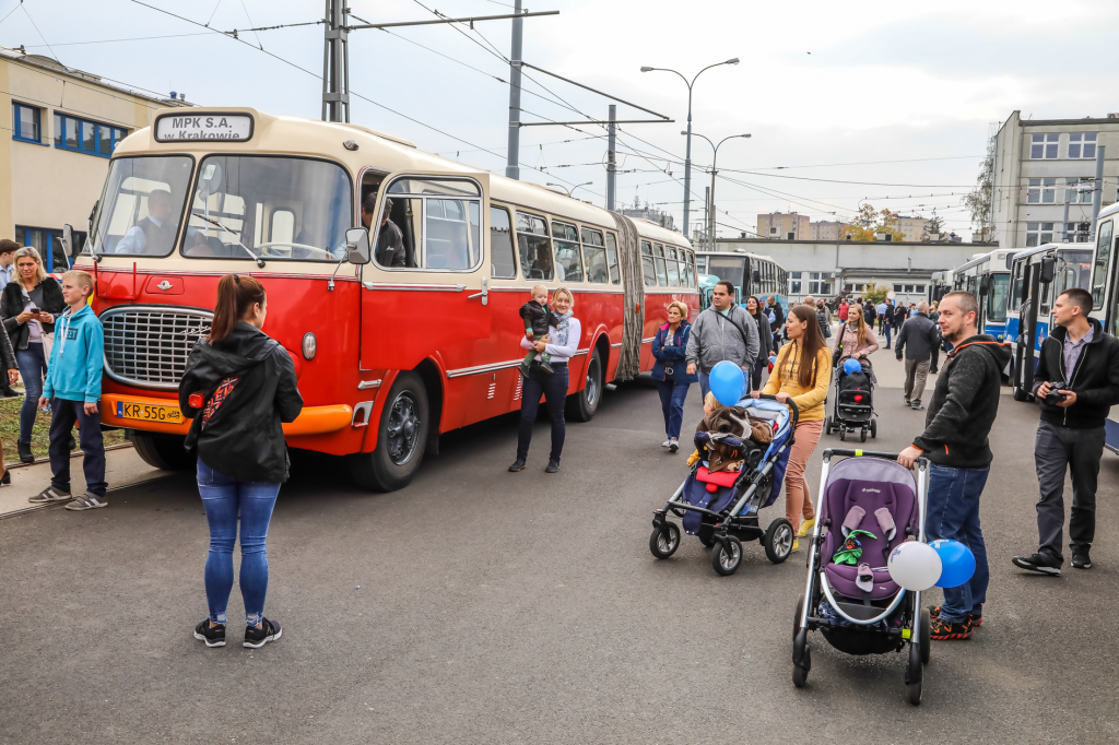 bs-07 października 2018-img_7164.jpg-Parada autobusów,MPK,Tauron Arena,Majchrowski  Autor: B. Świerzowski