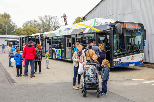 bs-07 października 2018-img_7183.jpg-Parada autobusów,MPK,Tauron Arena,Majchrowski