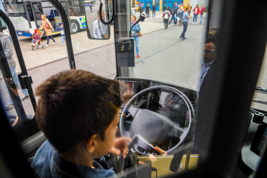 bs-07 października 2018-img_7190.jpg-Parada autobusów,MPK,Tauron Arena,Majchrowski