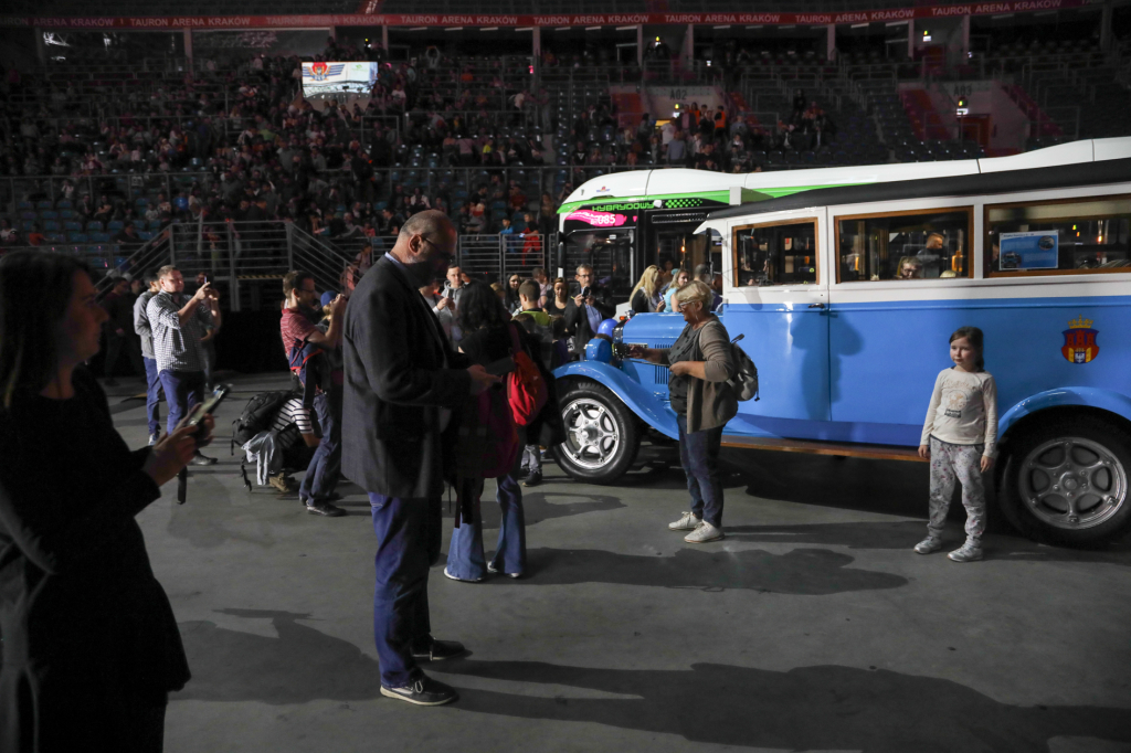 bs-07 października 2018-img_7291.jpg-Parada autobusów,MPK,Tauron Arena,Majchrowski  Autor: B. Świerzowski