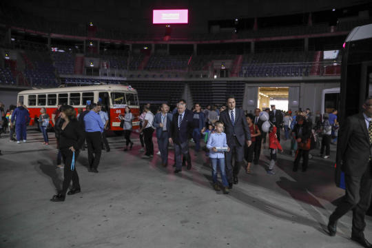 bs-07 października 2018-img_7311.jpg-Parada autobusów,MPK,Tauron Arena,Majchrowski