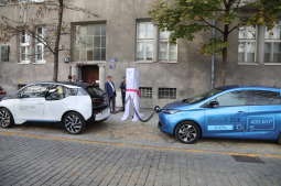 20181018105343_img_0671.jpg-samochód elektryczny, stacja ładowania