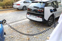 20181018105434_img_0675.jpg-samochód elektryczny, stacja ładowania