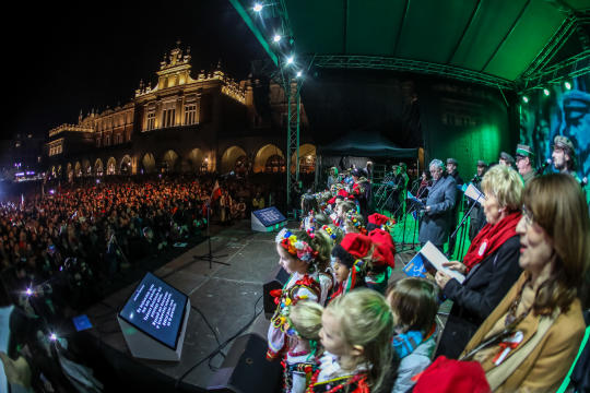 bs-listopada 11, 2018-img_7384.jpg-Lekcja Śpiewania,Niepodległość,100,Majchrowski,Rynek Główny