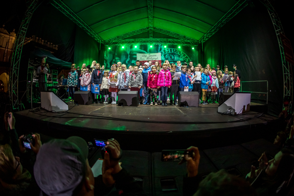 bs-listopada 11, 2018-img_7685.jpg-Lekcja Śpiewania,Niepodległość,100,Majchrowski,Rynek Główny  Autor: B. Świerzowski