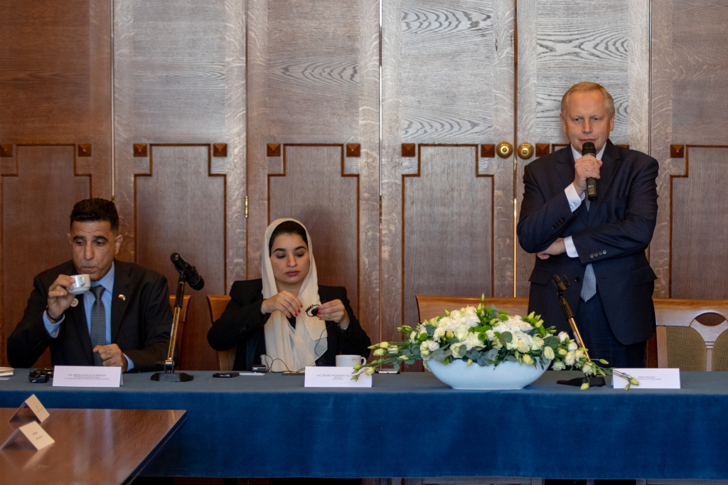 bs_kr_pl181110_7186.jpg-Delegacja,Prezydent Muzyk,Emiraty Arabskie,  Autor: B. Świerzowski