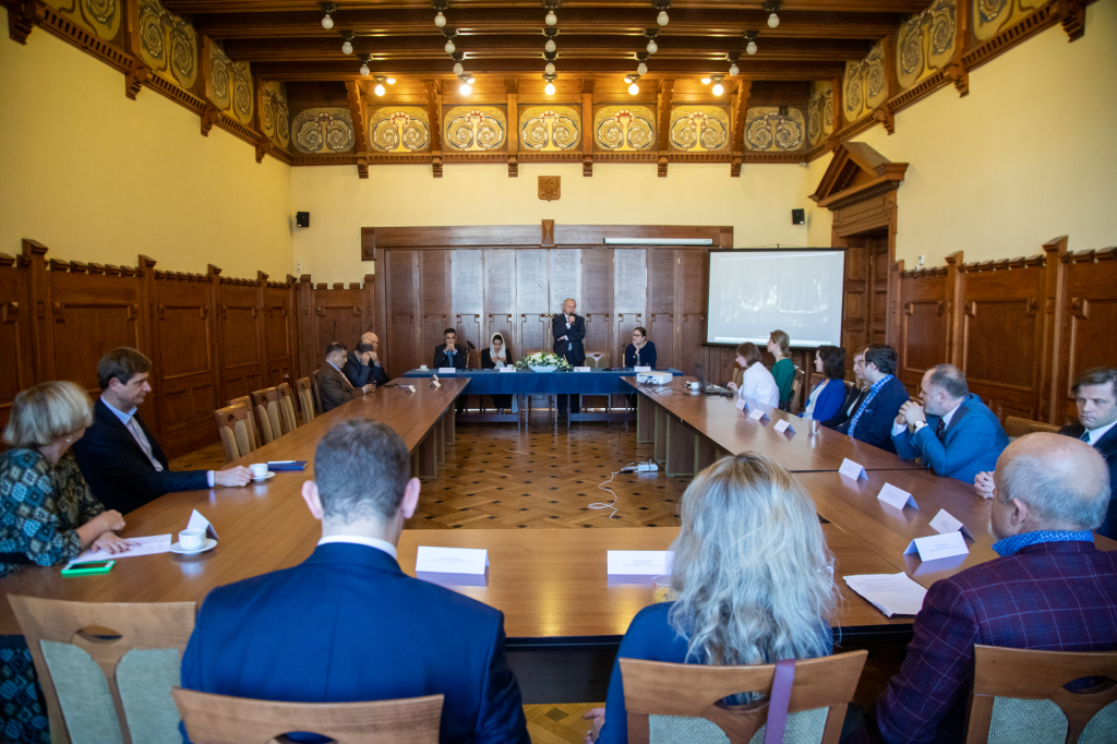 bs_kr_pl181110_7192.jpg-Delegacja,Prezydent Muzyk,Emiraty Arabskie,  Autor: B. Świerzowski