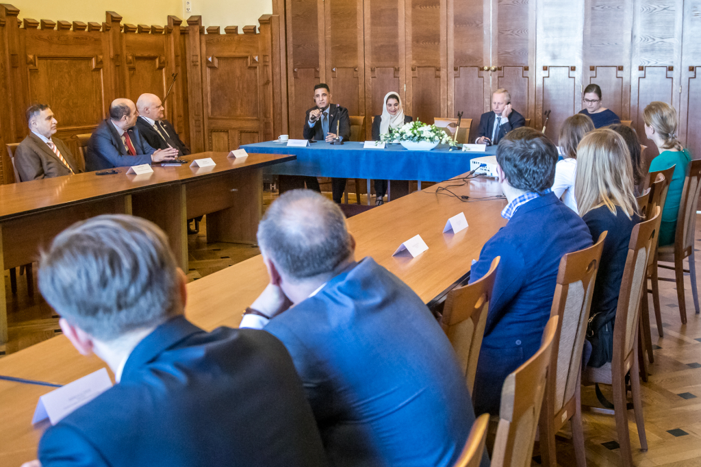 bs_kr_pl181110_7211.jpg-Delegacja,Prezydent Muzyk,Emiraty Arabskie,  Autor: B. Świerzowski