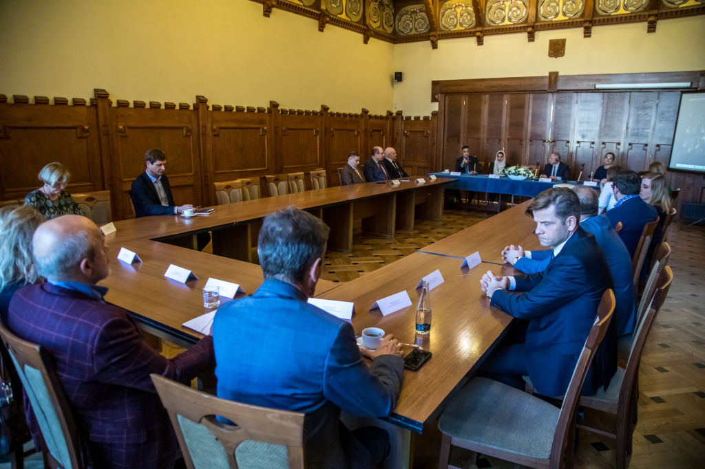 bs_kr_pl181110_7222.jpg-Delegacja,Prezydent Muzyk,Emiraty Arabskie,  Autor: B. Świerzowski