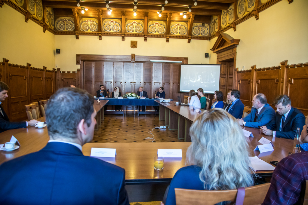 bs_kr_pl181110_7225.jpg-Delegacja,Prezydent Muzyk,Emiraty Arabskie,  Autor: B. Świerzowski