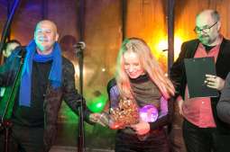 magdalena cielecka odbiera nagrodę za muzykę do wyjeżdżamy.jpg