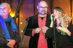 maja ostaszewska odbiera nagrodę za scenografię do wyjeżdzamy.jpg