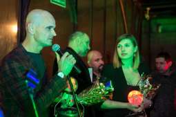 przedstawiciele teatru Śląskiego i teatru polonia odbierający nagrody.jpg