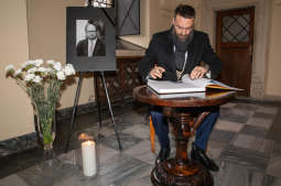 bs_190118_8085.jpg-Adamowicz,Księga ,Kondolencja,UMK