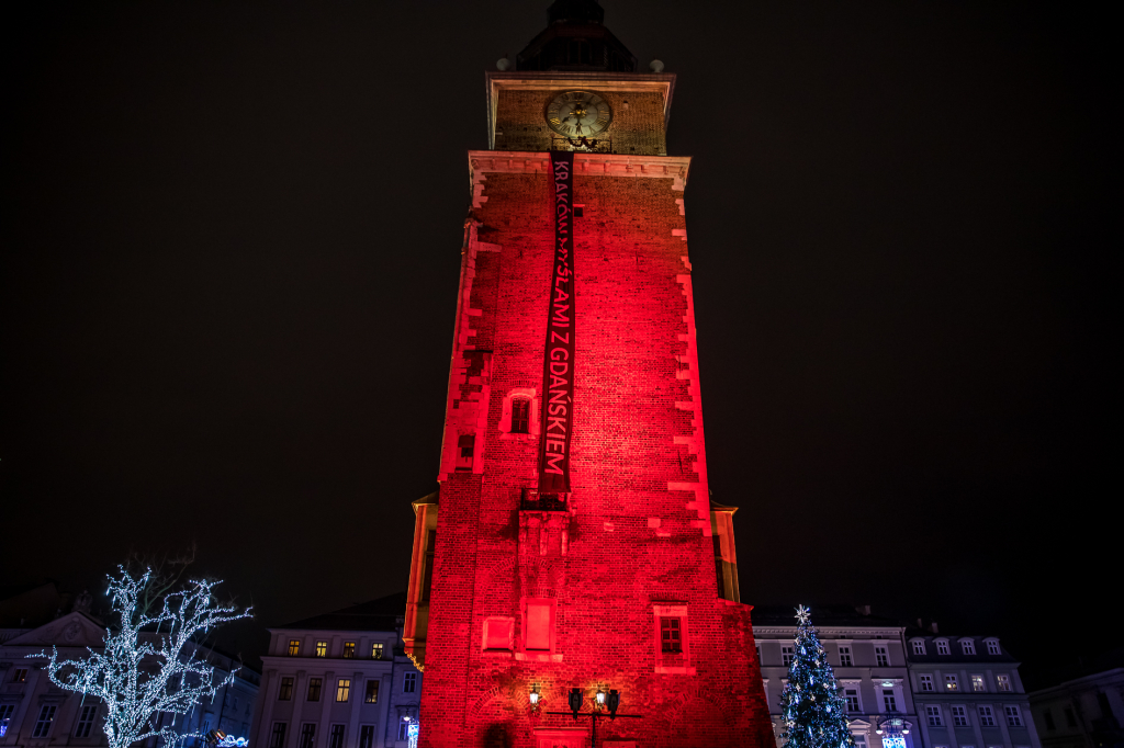 bs-stycznia 18, 2019-img_8354.jpg-Żałoba,Adamowicz,Kraków Myślami z Gdańskiem,Wieża,  Autor: B. Świerzowski