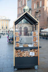 bs_190131_1292.jpg-testowe wózki do sprzedaży obwarzanków i pamiątek