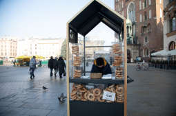 bs_190131_1304.jpg-testowe wózki do sprzedaży obwarzanków i pamiątek