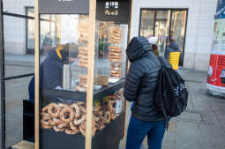 bs_190131_1338.jpg-testowe wózki do sprzedaży obwarzanków i pamiątek