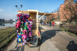 bs_190131_1411.jpg-testowe wózki do sprzedaży obwarzanków i pamiątek