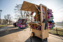 bs_190131_1415.jpg-testowe wózki do sprzedaży obwarzanków i pamiątek