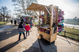 bs_190131_1437.jpg-testowe wózki do sprzedaży obwarzanków i pamiątek