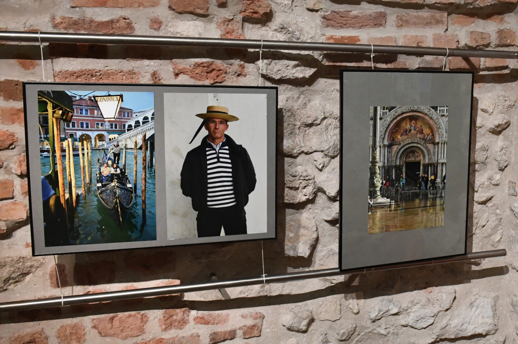 dsc_1701 copy.jpg-Wernisaż wystawy prof. Piotra Sztompki pt. „Pocztówki z Włoch”  Autor: W. Majka