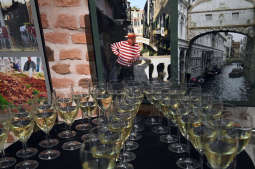 dsc_1704 copy.jpg-Wernisaż wystawy prof. Piotra Sztompki pt. „Pocztówki z Włoch”