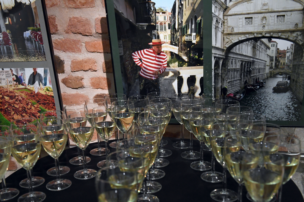 dsc_1704 copy.jpg-Wernisaż wystawy prof. Piotra Sztompki pt. „Pocztówki z Włoch”  Autor: W. Majka