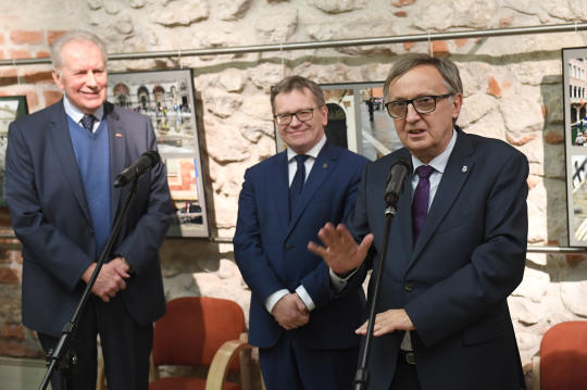 dsc_1731 copy.jpg-Wernisaż wystawy prof. Piotra Sztompki pt. „Pocztówki z Włoch”