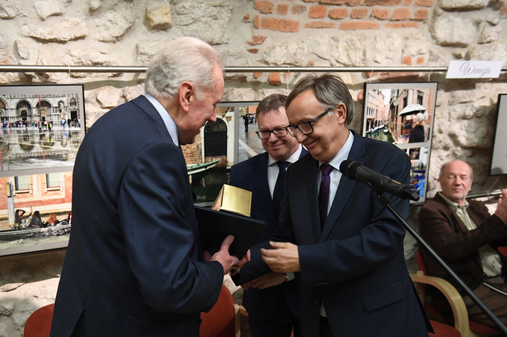 dsc_1741 copy.jpg-Wernisaż wystawy prof. Piotra Sztompki pt. „Pocztówki z Włoch”  Autor: W. Majka