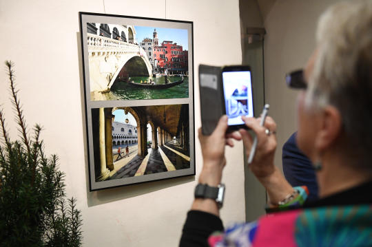 dsc_1822 copy.jpg-Wernisaż wystawy prof. Piotra Sztompki pt. „Pocztówki z Włoch”