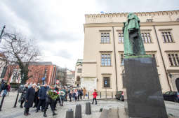 bs_190319_3376.jpg-Pomnik Dietla,Majchrowski,Kwiaty