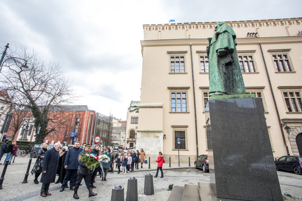 bs_190319_3376.jpg-Pomnik Dietla,Majchrowski,Kwiaty  Autor: B. Świerzowski