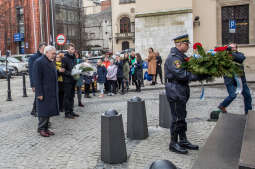 bs_190319_3379.jpg-Pomnik Dietla,Majchrowski,Kwiaty