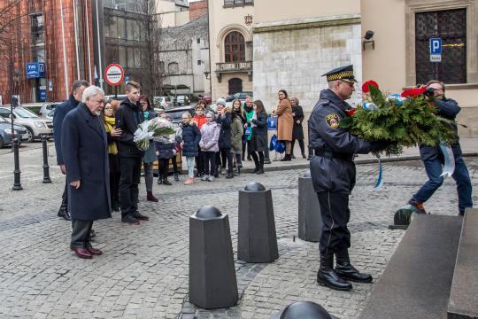 bs_190319_3379.jpg-Pomnik Dietla,Majchrowski,Kwiaty