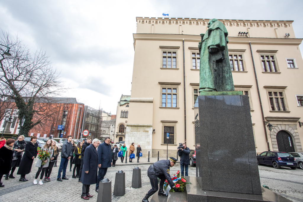 bs_190319_3386.jpg-Pomnik Dietla,Majchrowski,Kwiaty  Autor: B. Świerzowski