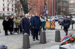 bs_190319_3392.jpg-Pomnik Dietla,Majchrowski,Kwiaty