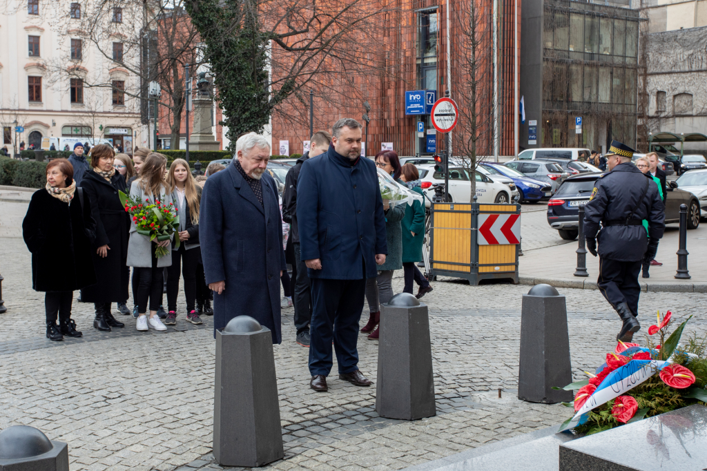 bs_190319_3392.jpg-Pomnik Dietla,Majchrowski,Kwiaty  Autor: B. Świerzowski