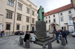 bs_190319_3398.jpg-Pomnik Dietla,Majchrowski,Kwiaty