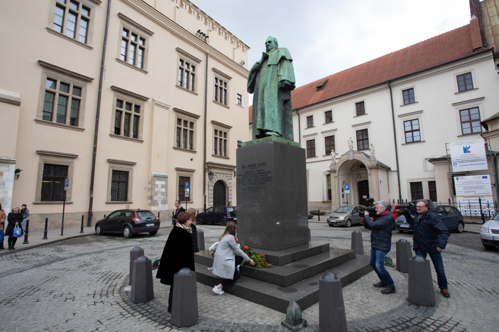 bs_190319_3398.jpg-Pomnik Dietla,Majchrowski,Kwiaty  Autor: B. Świerzowski